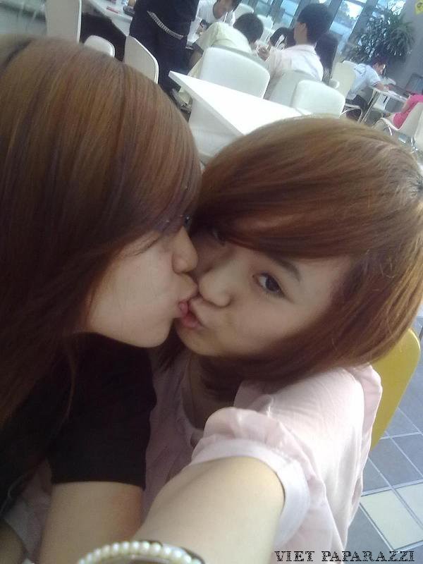 Cách đây không lâu trên facebook, em gái Phương Trinh đăng hình tình tứ cùng người bạn đồng tính của mình là Nhi Heo.