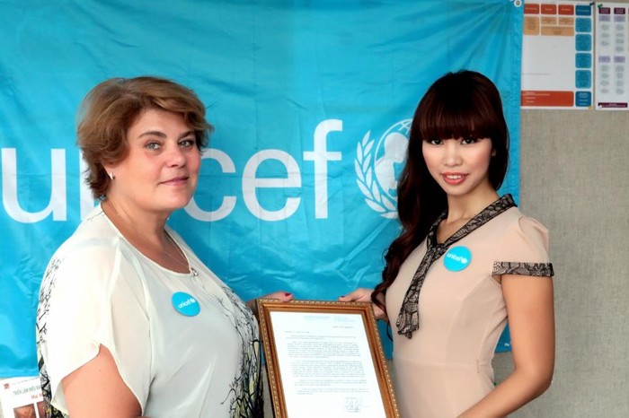 Siêu mẫu Hà Anh tiếp tục sứ mệnh Đại sứ thiện chí thêm 2 năm nữa cho quỹ nhi đồng Liên hiệp Quốc, Unicef Việt Nam.