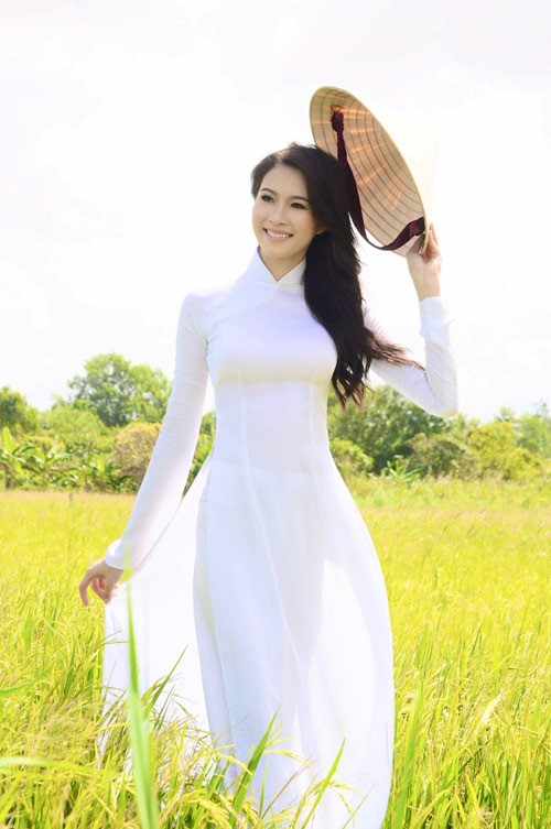 Trong bộ ảnh mới nhất, Hoa hậu Đặng Thu Thảo không chỉ khéo khoe nét khả ái, dịu dàng đầy nữ tính mà còn giới thiệu vẻ đẹp mộc mạc của cánh đồng lúa. Một hình ảnh quen thuộc và gắn liền với sông nước Miền Tây.