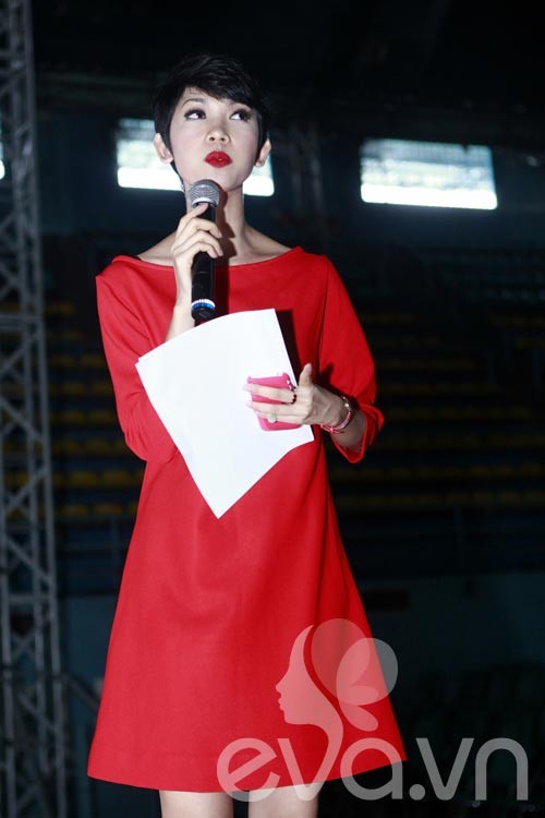 Dù bận rộn với vai trò host của chương trình Vietnam's Next Top Model nhưng Xuân Lan vẫn nhận lời mời chỉ đạo catwalk cho Đẹp Fashion Runway.