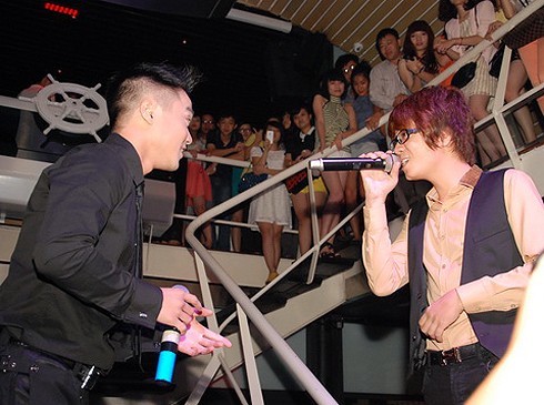 Cũng trong chương trình, Hồng Dương và Bùi Anh Tuấn đã song ca hai ca khúc là "Cám ơn tình yêu tôi" và "Thu không em".