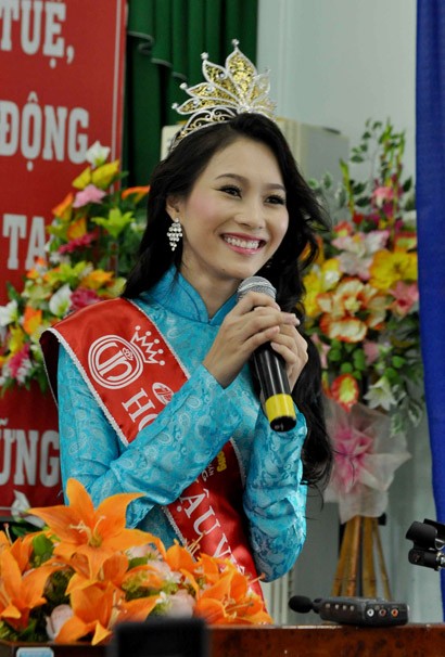 Hoa hậu tâm sự, cô rất vinh dự khi là sinh viên của trường. Trở thành người con gái đẹp nhất Việt Nam 2012, Thu Thảo muốn được chia sẻ niềm vui này đến tất cả mọi người.