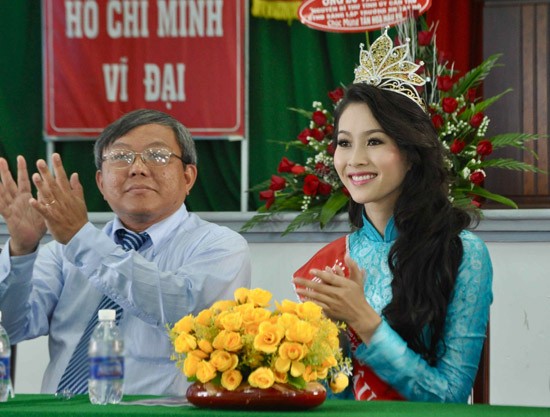 Ban lãnh đạo nhà trường gửi lời chúc mừng đến Tân Hoa hậu và tặng thưởng cho cô 20 triệu đồng. Tuy nhiên, Thu Thảo xin được gửi lại số tiền thưởng trên vào quỹ học bổng của trường để hỗ trợ các sinh viên nghèo.