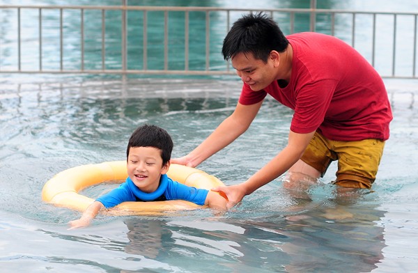 Vì bận rộn chuẩn bị kịch bản và bàn cách dẫn với MC Anh Tuấn, có hôm, Bảo Nam tự đi ra bể bơi cùng với một stylist. Hotboy nhí tự tập bơi bằng phao nhưng không dám lặn vì sợ nước vào mũi.