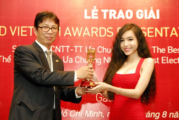 Ông Lê Trung Việt, Tổng biên tập Tạp chí Thế giới Vi tính - PC World Vietnam trao cúp vàng GameCup 2012 cho Elly Trần giải "Người mẫu game được ưa chuộng nhất".(Theo Ngôi Sao)