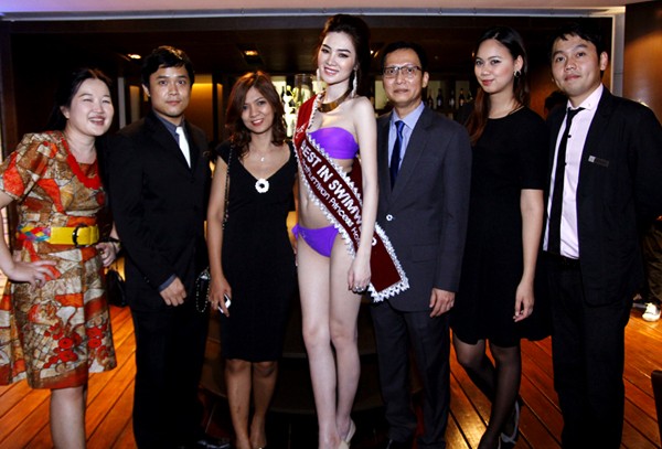 Ngọc Oanh và những nhân viên khách sạn 5 sao nơi cô đang lưu trú trong những ngày dự thi ở Thái Lan.