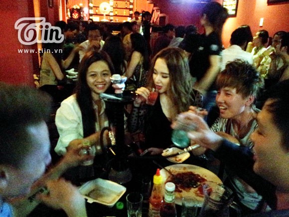 Tình cờ gặp Angela Phương Trinh tại một quán rượu khá nổi tiếng ở Sài Gòn. Phóng viên thấy giọng ca "Ngại ngùng" tụ tập với khá nhiều người bạn tại đây.