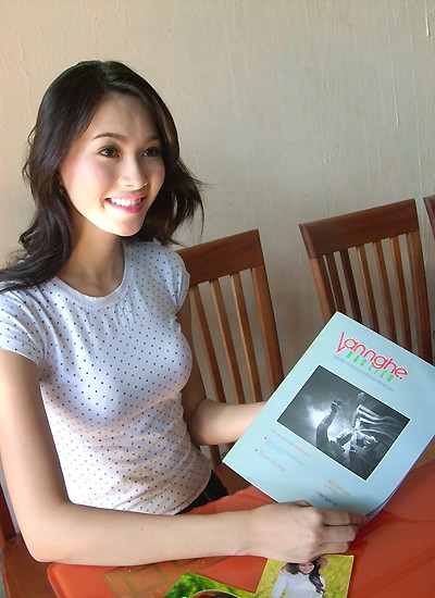 Thu Thảo còn được tặng tờ tạp chí văn nghệ của tỉnh nhà.