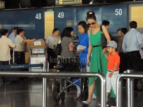 Sau khi rời khỏi một sự kiện diễn ra ở Hà Nội sáng qua, Jennifer Phạm cùng bé Bảo Nam và người yêu hiện tại đã ra sân bay để về Sài Gòn.