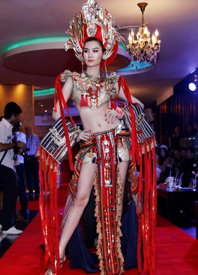 Trang phục nặng gần 20kg nhưng đại diện Việt Nam vẫn di chuyển nhẹ nhàng. Cô thu hút ánh nhìn của mọi người.