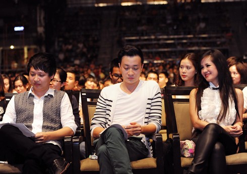 Từ trái qua: nhạc sĩ Nguyễn Hải Phong, diễn viên Lương Mạnh Hải và Hồng Nhung. Lương Mạnh Hải và Nguyễn Hải Phong là khách mời bình luận trong đêm liveshow Bài hát yêu thích tháng 9.