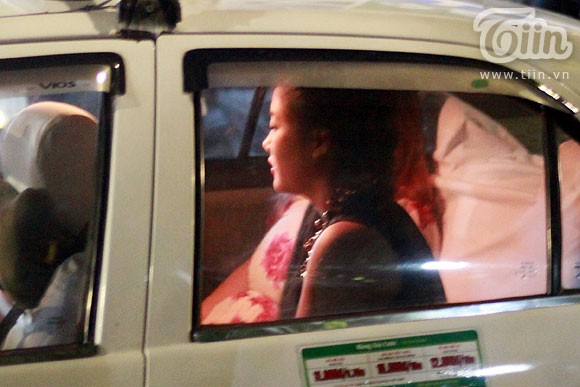 Không còn hình ảnh Lê Hiếu lái xe đưa rước như mọi lần, Văn Mai Hương tự gọi taxi để đi diễn.