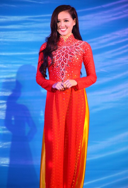 Hot girl Tâm Tít gây bất ngờ khi làm người mẫu, trình diễn trong chương trình từ thiện 'Nâng cánh ước mơ' tại Cam Ranh, Khánh Hòa.