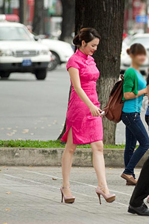 Bộ ảnh nữ Đại sứ du lịch Việt Nam diện xường xám màu hồng tung tăng trên phố Sài Gòn được đăng tải vào đúng dịp lễ Quốc khánh 2/9 vừa qua đã khiến cư dân mạng nổi giận.