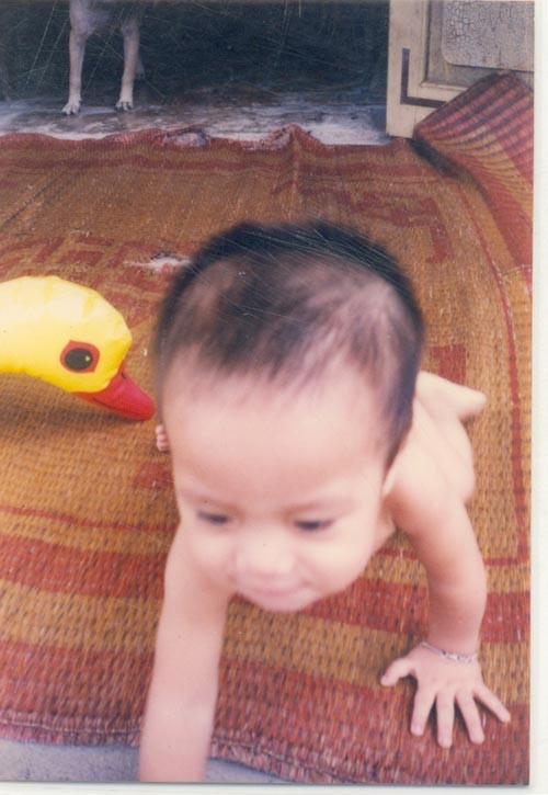 Những hình ảnh đầu tiên khi cậu chào đời được vài tháng tuổi. Hồi bé, Bùi Anh Tuấn rất hiếu động, nghịch ngợm.