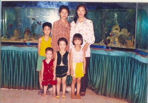 Sinh ra và lớn lên tại Hà Nội nên Bùi Anh Tuấn có điều kiện được gia đình cho đi tham quan nhiều nơi và chụp hình lưu niệm khi còn nhỏ.