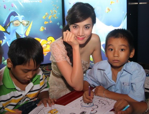 Á hậu phụ nữ Việt Nam qua ảnh 2005 hướng dẫn các em nhỏ tô màu lên tranh vẽ các nhân vật trong "Finding Nemo".(Theo VnE)