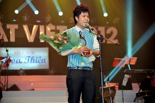 Đinh Mạnh Ninh nhận giải Bài hát của tháng