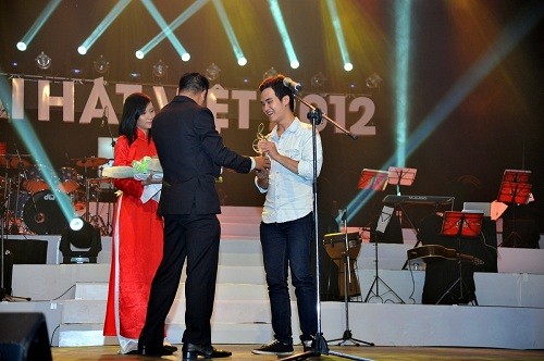 Khắc Hưng nhận giải Bài hát ấn tượng