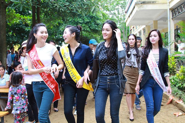 Hình ảnh Hoa hậu Thu Thảo đi từ thiện tại Thanh Hóa.
