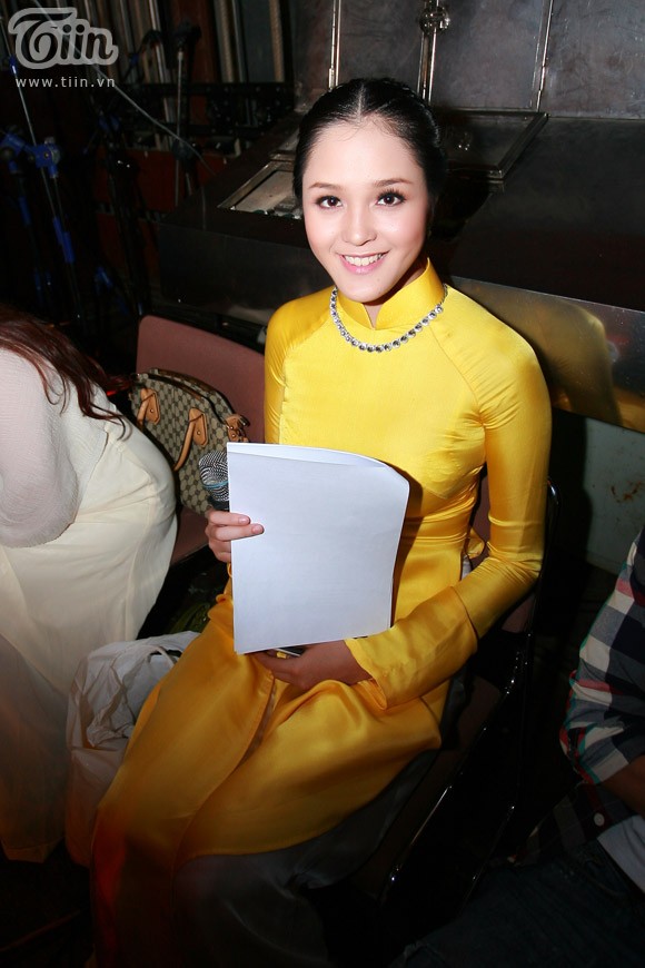 Tối 17/9, Á hậu Hoàng Anh đã xuất hiện với vai trò MC trong một cuộc thi giành cho dành cho sinh viên các trường nghệ thuật tại Nhà hát Lớn Hà Nội.