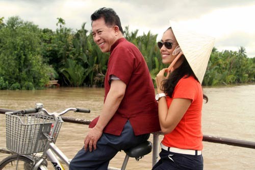 Cô được "Vua bếp" chở đi dạo trên chiếc xe đạp dạo quanh vùng sông nước.