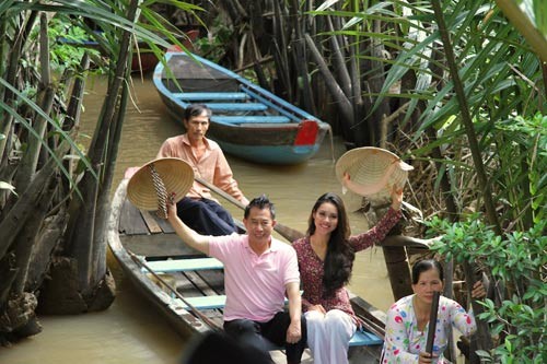 Về đến lưu vực sông Mê Kong - Tiền Giang, Hoàng My và Yan Can Cook đã có dịp đi thuyền trên sông.