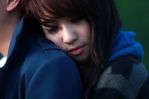 Hot girl Emily vào vai người tình phản bội của Minh Vương trong clip.