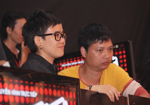 Ở hậu trường vòng liveshow The Voice, Phương Uyên xuất hiện lặng lẽ, ngồi xem trong một góc khuất cùng nhạc sỹ Nguyễn Hải Phong.