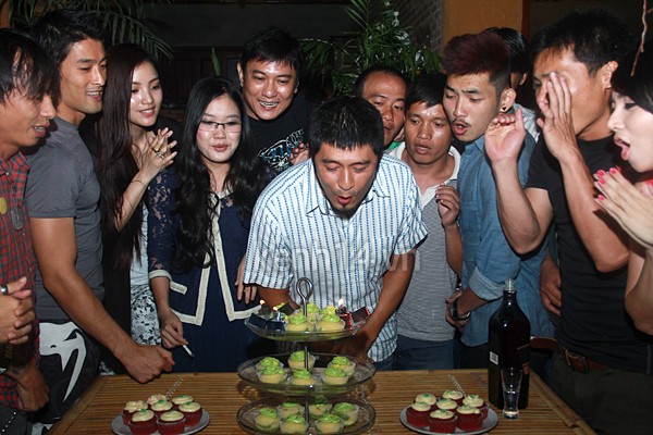 Tối hôm qua (24/9), tại võ đường của mình, Johnny Trí Nguyễn (thứ 2 từ trái sang) đã cùng với bạn bè tổ chức sinh nhật cho anh trai là đạo diễn Charlie Nguyễn.
