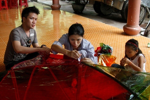 Mới đây, trong chuyến từ thiện của hội thiện nguyện Tâm Thiện Bụi Đời ra miền Trung, Trang Trần đã cùng với những người bạn của mình đem hàng ngàn lồng đèn và bánh trung thu tặng cho các em học sinh người Chăm tại Phan Rang.