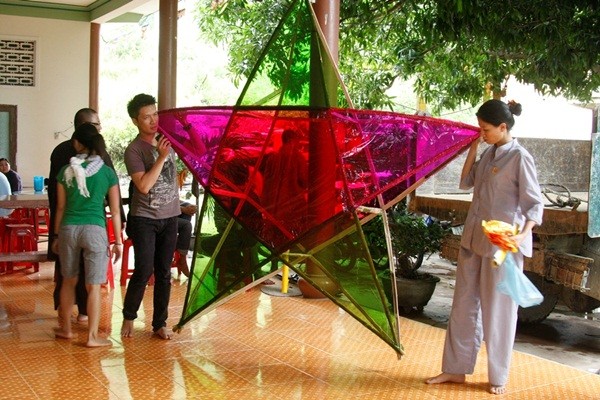 Tại đây, Trang Trần đã cùng với các nhà hảo tâm cùng nhau tự tay làm một chiếc lồng đèn khổng lồ để trang trí cho đêm Trung Thu của các em học sinh người dân tộc. (Theo Kênh 14)