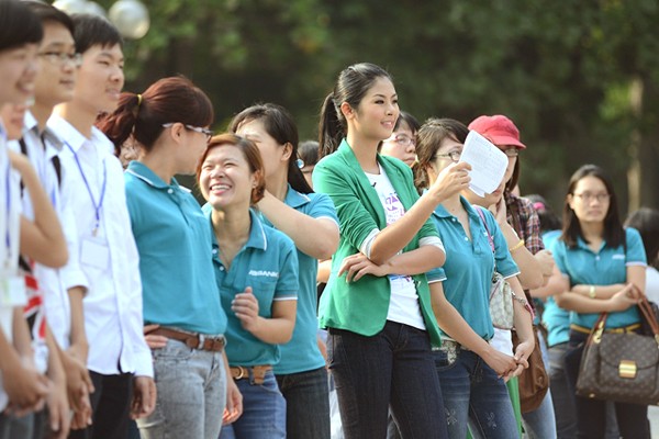 Với tư cách là Đại sứ môi trường, sáng 29/9, Ngọc Hân đã có mặt tại vườn hoa Lý Tự Trọng (Hà Nội) để cùng nhiều tình nguyện viên hăng hái tuyên truyền về bảo vệ môi trường.