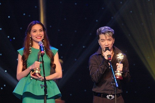 Mr Đàm và Hà Hồ đoạt giải ca sĩ nhạc nhẹ tại Lễ trao giải Mai Vàng 2011.