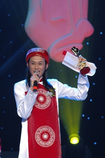 Tại giải Mai Vàng 2011, Hoài Linh nhận "cú đúp": Giải Diễn viên hài được yêu thích nhất và giải Nam diễn viên được yêu thích nhất.
