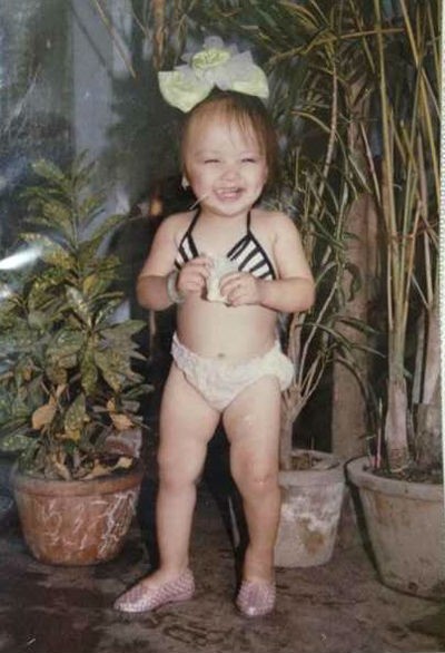 Năm lên 2-3 tuổi, Diễm Hương đã biết làm điệu với áo dài, thậm chí là "khoe đường cong" với bikini. Cô bé thích buộc tóc cao và thêm chiếc nơ to trên đầu.(Theo bee.net)