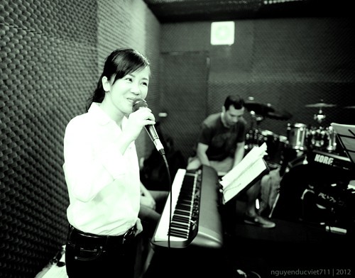 Trong buổi luyện tập cùng ban nhạc Anh em ở Hà Nội, Hồng Nhung ăn vận khá đơn giản với chemise trắng và quần jeans tối màu. Đây là một hình ảnh hoàn toàn khác với kthi cô Bống đi dự tiệc hay đứng trên sân khấu trong thời gian gần đây.(Theo infonet)