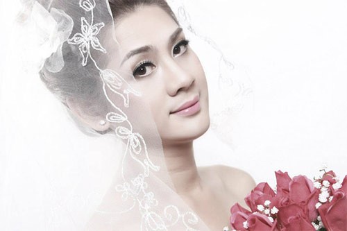 Trong loạt hình này, Khanh Chi Lâm khoe vẻ đẹp trong trẻo, giàu nữ tính của 1 cô gái trẻ.