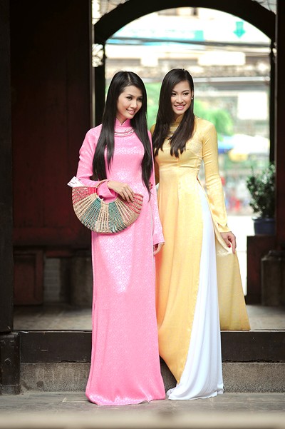 Sau hơn 1 tuần gắn bó ở cuộc thi Hoa hậu Việt Nam 2012, 2 người đẹp đã trở thành bạn bè thân thiết.