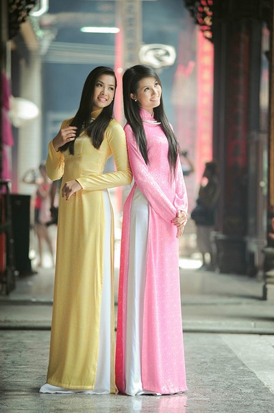Trong loạt ảnh mới, hai người đẹp cùng diện áo dài của nhà thiết kế Minh Châu để vào chùa thắp hương, cầu khấn những điều may mắn trong cuộc sống.