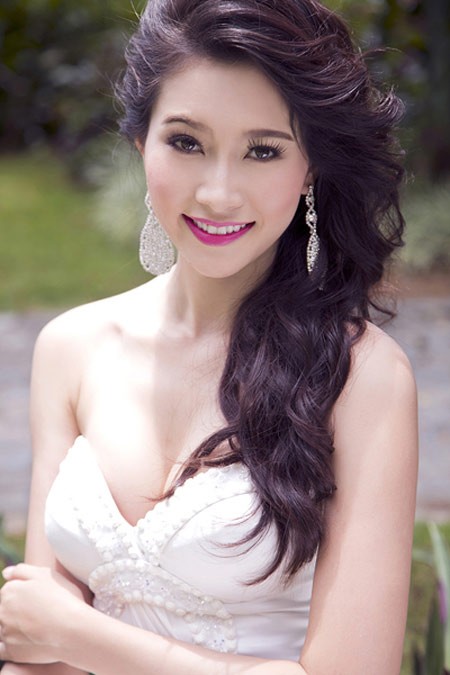 Hoa hậu Thu Thảo vừa tung ra bộ ảnh mới, trong đó cô diện những chiếc đầm ôm màu trắng.