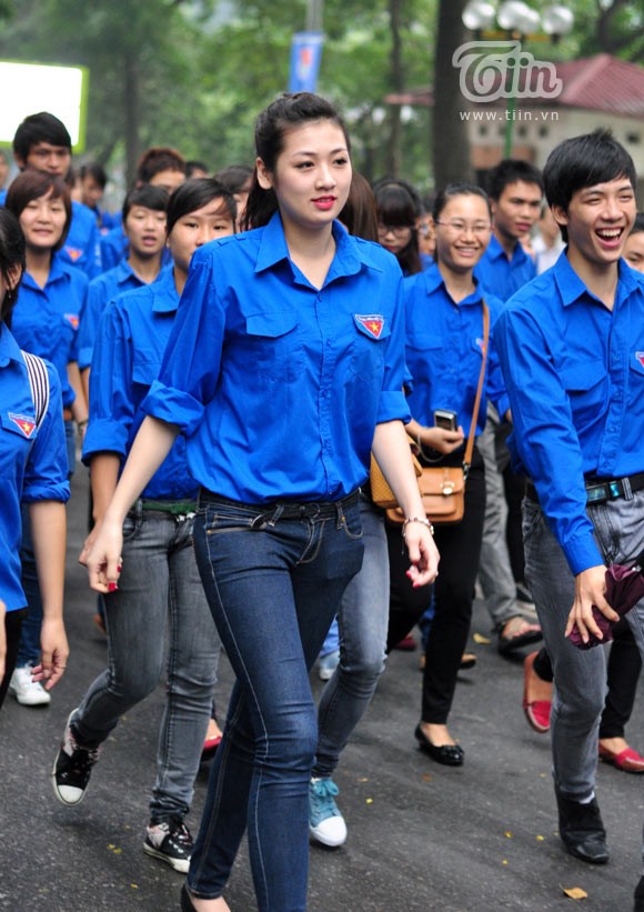 Đi giày bệt, trang điểm nhẹ nhàng nhưng Tú Anh vẫn vô cùng nổi bật trong chương trình tình nguyện “Tôi yêu Hà Nội” tại công viên Thống nhất diễn ra vào sáng 6/10.