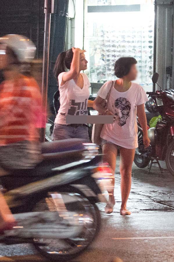 Cô công chúa xinh xắn Anna Trương của Anh Quân - Mỹ Linh đang có kỳ nghỉ tại Tp.HCM cùng người bạn của mình. Hình ảnh cô ăn mặc giản dị cùng với bạn đi dạo quanh khu vực chợ Bến Thành đã vô tình lọt vào ống kính của phóng viên.