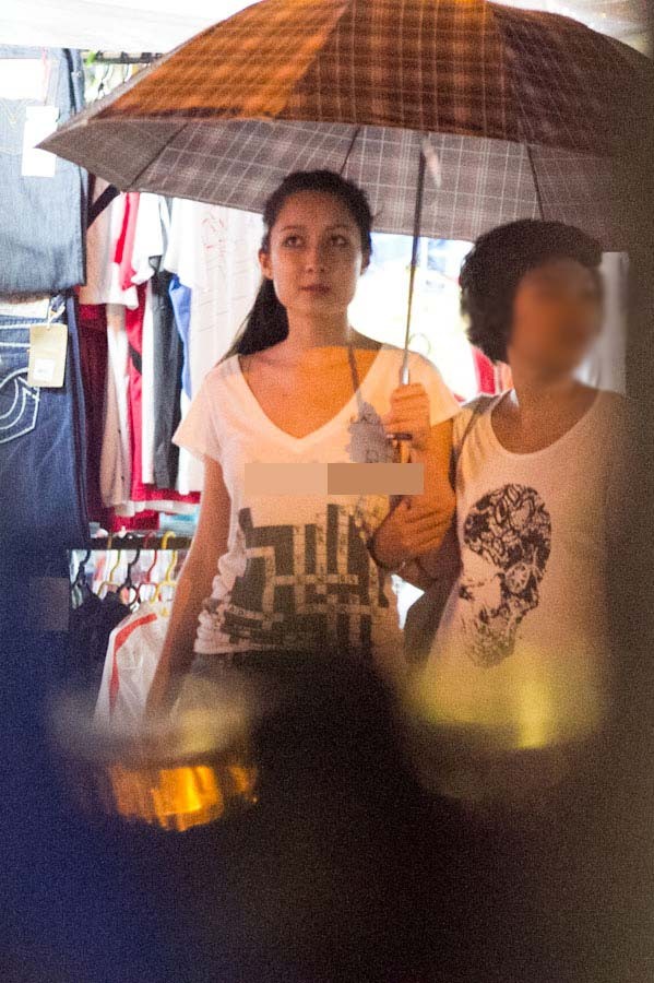 Vì đang là thời điểm Sài Gòn mưa nặng hạt nhất, nên buổi mua sắm chợ đêm của Anna cũng liên tục bị gián đoạn. Cả hai ghé vào một cửa hàng để mua dù và tiếp tục đi dạo. (Theo TTVN)