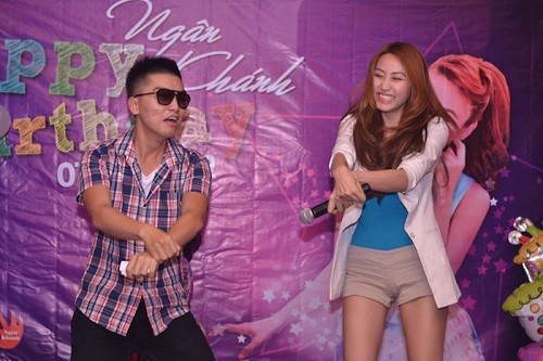 Cô cười như nắc nẻ khi cùng MC Ngọc Trai thực hiện điệu nhảy Gangnam Style đình đám.