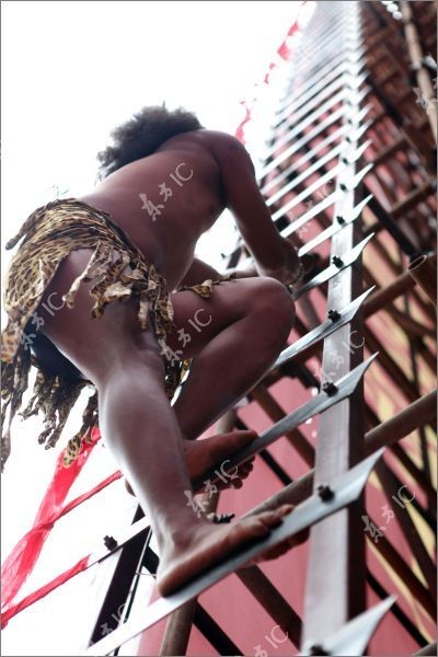 Một người đàn ông thuộc dân tộc thiểu số Miêu ở Trung Quốc đã có màn trình diễn thót tim khi trèo lên chiếc thang dài 28,8m, được tạo nên từ 168 lưỡi đao, bằng chân trần.