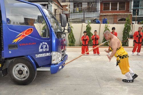 Năm 2007, tại Festival Hoa Đà Lạt, Nguyễn Quang Hiển thể hiện một màn kung fu khiến khán giả đi từ ngạc nhiên đến bái phục. Anh cắm một cây giáo có đầu nhọn hoắt vào cổ rồi vận công đẩy chiếc xe tải nặng 7 tấn chạy một đoạn dài 80m.