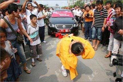 Bà Zhang đã kéo 6 chiếc xe ô tô chở khách đi được đoạn đường 50m tại ngoại ô Bắc Kinh. Sau đó, bà trình diễn màn kéo 8 chiếc xe con đi được 20 tại quê nhà ở thành phố Khai Phong, tỉnh Hà Nam. Rất đông người dân địa phương và các phóng viên báo chí đã chứng kiến màn trình diễn của bà Zhang.