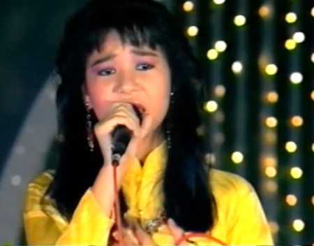 Đây là bức hình Thu Minh năm 16 tuổi. Cô biểu diễn ca khúc "Dưới bóng cây Kơ nia" bộc lộ chất giọng đầy nội lực của mình.