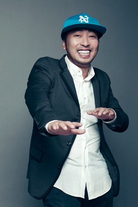 Có mặt cùng các thí sinh Top 10 VN Idol trong buổi chụp studio, đạo diễn Nguyễn Quang Dũng đã có những bức hình hài hước, vui vẻ đậm chất “Dũng khùng”. Mặc vest nhưng đội mũ hiphop, đạo diễn đã mô tả một số động tác của hip hop và những vũ điệu… Gangnam Style đang gây sốt hiện nay.